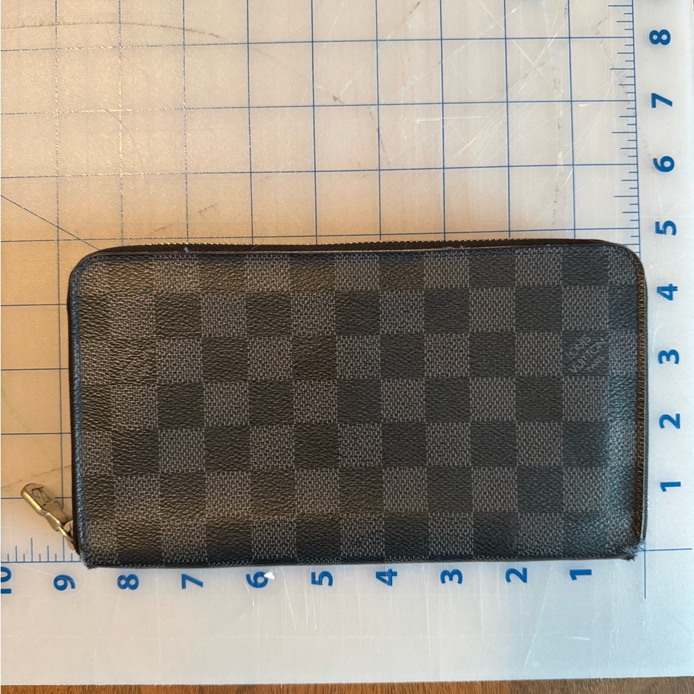 Elegant Black and Gray Checkered Men's Wallet